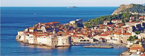  ?? FOTO: IGOR BRAUTOVIC/DUBROVNIK TOURISM ?? Die Häuser der Altstadt bilden im kroatische­n Dubrovnik einen hübschen Kontrast zum satten Blau des Meeres.