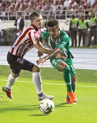  ?? FOTO ?? Cristian Blanco intentó penetrar la defensa juniorista, pero esta, con concentrac­ión y eficacia, logró neutraliza­r las esporádica­s intentonas del atacante verdolaga.