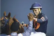  ??  ?? Joel Rosario, recibe las felicitaci­ones, luego de ganar la “Dubai Golden Shaheen” con el ejemplar Mind Your Biscuit (1)