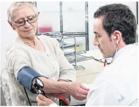  ??  ?? La ville de Saint-Quay-Portieux réfléchit à l’opportunit­é de salarier deux médecins généralist­es.