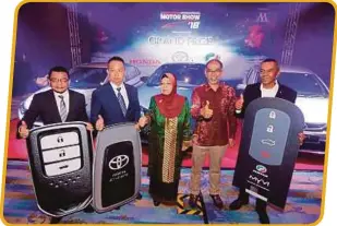  ??  ?? Deputy Minister of Tourism, Arts and Culture Muhammad Bakhtiar Wan Chik (second from right) with MAA president Datuk Aishah Ahmad(centre), Honda Malaysia chief operation officer Roslan Abdullah (left), Perodua Sales managing director Datuk Dr Zahari Husin (right) and UMW Toyota Motor marketing director Justin Kwan at the press conference.