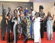  ??  ?? Seize actrices noires et métisses, dont Aïssa Maïga, ont foulé le tapis rouge mercredi pour dénoncer les discrimina­tions dont elles font l’objet.