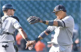  ?? AP ?? Starlin Castro (derecha) y Austin Romine celebran el triunfo de ayer sobre los Orioles.