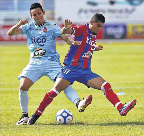  ??  ?? Alexánder Larín fue oficializa­do el pasado jueves como nuevo jugador del Juárez, de la segunda división de México.