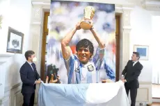  ?? - AFP photo ?? The Charge d'Affaires of the Argentine Embassy, Diego Alonzo Garces (R), unveils a picture of Argentinia­n football legend Diego Maradona during a homage at the Argentine Embassy in La Paz on November 27, 2020.
