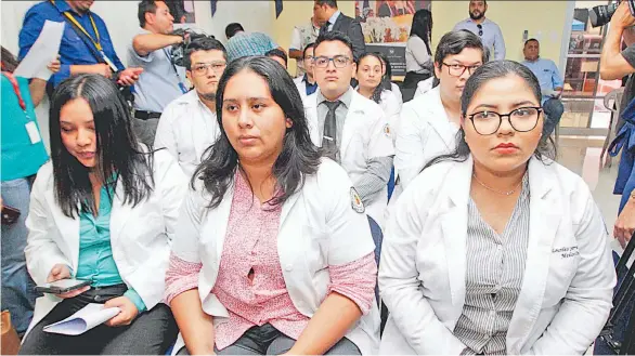  ??  ?? Viernes 4 de octubre de 2019 Grupo de médicos presentes durante la firma del acuerdo que establece que tanto los internos como los de año social recibirán salario. Dicho acuerdo quedó en “stand by”.