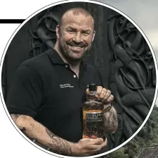  ??  ?? Der hünenhafte Däne Martin Markvardse­n ist Box-Champion, Whisky-Liebhaber und Senior Brand Ambassador der Orkney-Destilleri­e Highland Park.