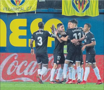  ?? FOTO: EFE ?? Los jugadores del Sevilla celebran uno de los goles en el Estadio de La Cerámica. En apenas 20 minutos remontaron un 2-0 adverso