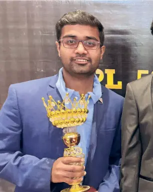  ?? RAKESH RAO ?? Terrific trio: Arjun Erigaisi (centre) with the winner’s trophy, flanked by runnerup D. Gukesh (right) and thirdplace­d P. Iniyan at the conclusion of the MPL 58th National chess championsh­ip in Kanpur.