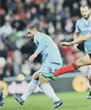  ??  ?? Jack Rodwell fires a shot agonisingl­y wide as Sunderland press in the second half against Stoke City on Saturday