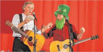  ?? FOTO: THOMAS SIEDLER ?? Beim Auftritt des irisch-walisische­n Komikers Duo Mark’n’Simon im Oberkochen­er Bürgersaal gab es jede Menge zu lachen.