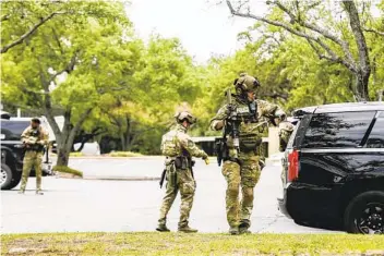  ?? BRONTË WITTPENN AP ?? Police, SWAT and medical personnel respond to an active shooter situation Austin, Texas, on Sunday. Three people were killed, and authoritie­s are looking for a former sheriff ’s deputy named Stephen Broderick.