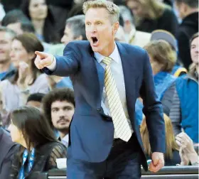  ??  ?? Steve Kerr tronó contra el presidente Donald Trump y su prohibició­n de que ciudadanos de siete naciones ingresen a los Estados Unidos.