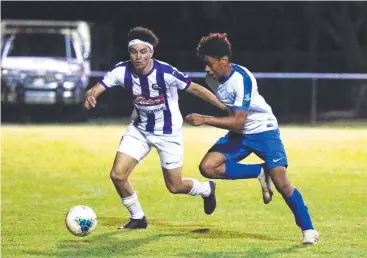  ?? Picture: BRENDAN RADKE ?? TUSSLE: Southside's EJ Bozkurt and Marlin Coast's Sam Tasutia during the friendly.