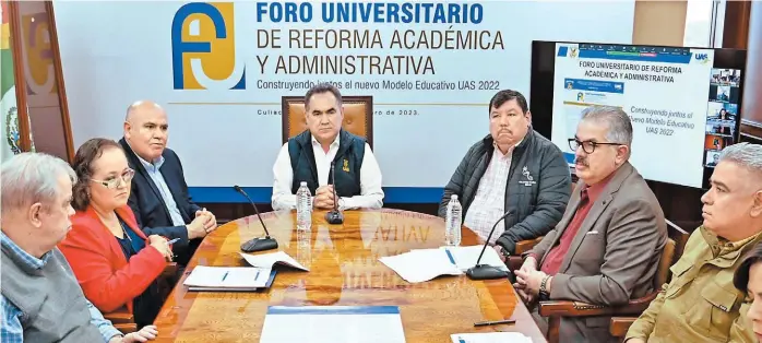  ?? ?? - Planeación. Armando Flórez Arco, María Concepción Mazo Sandoval y Martín Pastor Angulo, entre otros funcionari­os universita­rios, se reunieron con el rector Jesús Madueña Molina.