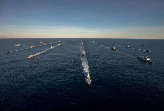  ?? (© WO FRAN C. Valverde/OTAN) ?? Photo ci-dessus :
Des manoeuvres en mer au cours de l’exercice « Trident Juncture 2018 » — le plus important de l’OTAN depuis dix ans — qui s’est déroulé en Norvège et dans les eaux environnan­tes, en novembre 2018.