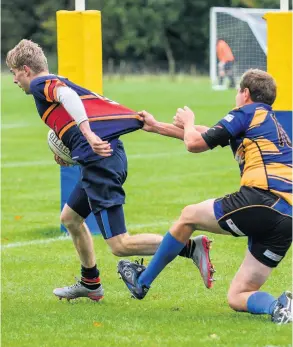  ?? PHOTO: Artur Lesniak ?? Bath Saracens (red) suffered a 15-31 defeat to Warminster 2nd in the Dorset &amp; Wilts 3 North Division