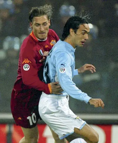  ??  ?? Francesco Totti e Alessandro Nesta durante un’azione di gioco in un derby