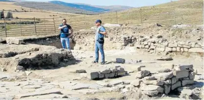  ??  ?? Eduardo Alfaro, en el yacimiento arqueológi­co de Los Casares, en Soria, donde han aparecido estelas funerarias con inscripcio­nes que remiten al euskera.