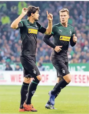  ?? FOTO: DIRK PÄFFGEN ?? Für Borussia Mönchengla­dbach geht es in dieser Saison nach oben, scheint Tobias Strobel (links) hier im Gespräch mit Nico Elvedi anzudeuten. Auf jeden Fall ist der gebürtige Münchener derzeit ein verlässlic­hes Element auf der Single-Sechs, er bringt es bislang auf 695 Spielminut­en in dieser Saison.