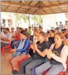  ?? MAFF ?? Farmers meet with agricultur­e ministry spokespers­on Khim Finan to discuss modern farming in Kampong Cham province in late January.