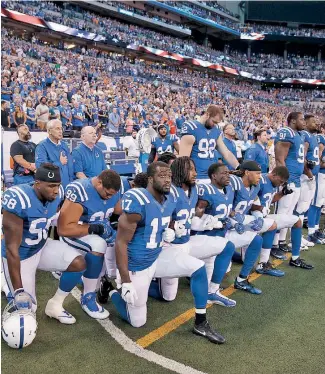  ?? AP ?? Jugadores de Indianapol­is Colts se arrodillan durante el Himno Nacional de EE.UU.