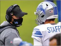  ?? CHARLES REX ARBOGAST — THE ASSOCIATED PRESS ?? Detroit Lions head coach Darrell Bevell talks with quarterbac­k Matthew Stafford (9) in the first half of Sunday’s game against the Chicago Bears in Chicago.