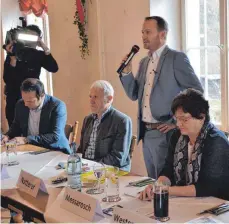  ?? FOTO: SÜB ?? Der CDU-Kreisvorsi­tzende Christian Natterer begrüßt die Parteimitg­lieder beim Weißwurstf­rühschoppe­n im Gasthaus Post in Wolfegg.