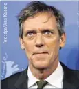  ??  ?? Hugh Laurie (58) sucht den Besitzer eines Päckchens.