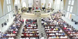  ?? RICARDO FLETE ?? Feligreses se dan cita en la Parroquia Nuestra Señora de La Altagracia.