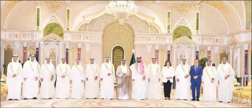  ?? KUNA photo ?? HH the Crown Prince with HH the Prime Minister and the newly-appointed members of the Cabinet.