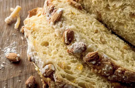  ??  ?? Dolce simbolo Un’immagine simbolo della tradiziona­le colomba di Pasqua. Sotto invece l’originale ricetta trentina di Tomio