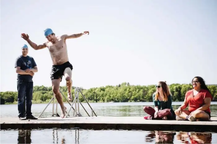  ?? FOTO: ERIK SIMANDER ?? DOPP. Fontänhuse­t Sköndal arrangerar Ångestdopp­et på Sköndalsba­det lördagen den 16 juni. Här testdoppar sig verksamhet­schefen Johan Rydhergård.