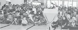  ??  ?? MERIAH: Sebahagian penduduk hadir memeriahka­n Program Ju Berambeh di Masjid Al-Ansar, Selalang, Sarikei kelmarin.