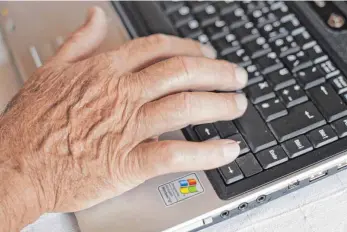  ?? FOTO: ANDREAS GEBERT ?? Sich digital weiter zu bilden ist für Ältere ein wichtiger Schutz vor Arbeitslos­igkeit.