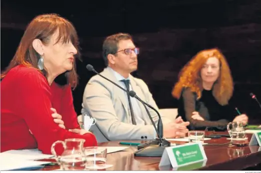  ?? NACHO FRADE ?? De izquierda a derecha, Valeria Ciompi, Rafael Muñoz Zayas y Lola Larumbe, ayer en la Fundación Unicaja de Cádiz.