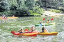  ??  ?? Les gorges de l’aveyron sont un cadre agréable pour pratiquer les sports nautiques