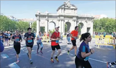  ??  ?? PUERTA DE ALCALÁ. Un momento de la pasada edición de la EDP Rock’n’Roll Madrid Maratón.