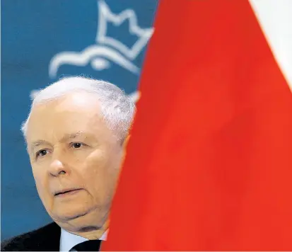  ??  ?? Jarosław Kaczyński ist Chef der Partei Recht und Gerechtigk­eit und gibt den Takt der Regierung vor. Sein Kritiker Adam Michnik fühlt sich an die Propaganda der Kommuniste­n erinnert.