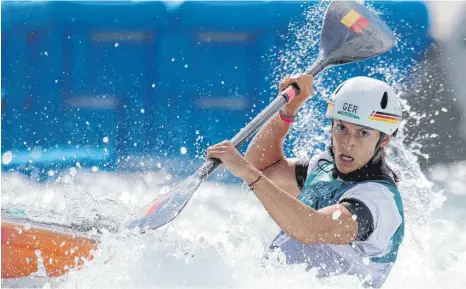  ?? FOTO: JAN WOITAS/DPA ?? Zauberin im Wildwasser­kanal: Slalomkanu­tin Ricarda Funk holt die erste Goldmedail­le für Deutschlan­d in Tokio.
