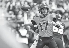  ?? BRIAN HAYES/STATESMAN JOURNAL/USA TODAY NETWORK ?? Oregon State quarterbac­k Ben Gulbranson (17) passes the ball during the spring showcase at Reser Stadium on April 22 in Corvallis, Ore.