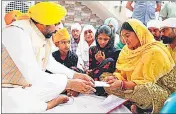  ?? ?? Chief minister Bhagwant Mann hands over a cheque to Havildar Mandeep Singh’s kin in Ludhiana on Wednesday.
HT PHOTO