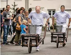  ?? RP-FOTO: RALPH MATZERATH ?? Beim Schuerresk­arrenrenne­n in Langenfeld Berghausen gilt es, den Eimer sicher ins Ziel zu navigieren.