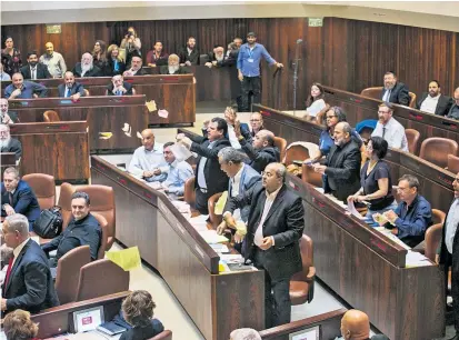  ??  ?? Arabische Knesset-Abgeordnet­e demonstrie­ren, was sie vom neuen Nationalst­aatsgesetz halten. Nachdem sie die Vorlage zerrissen hatten, mussten sie das Plenum verlassen.