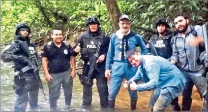  ??  ?? Erinnerung­sfoto aus dem Amazonas: Opfer Wagenknech­t mit seinem Befreiungs-Team