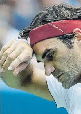  ?? FOTO: AP ?? Rafa Nadal, pensativo en e partido ante Paire, que solucionó en tres mangas