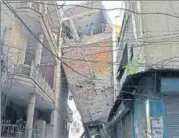  ?? SUSHIL KUMAR/HT PHOTO ?? The fivestorey underconst­ruction building collapsed on to another in Inderpuri in west Delhi on Saturday.