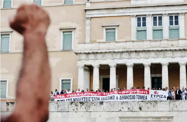  ?? Foto: AFP/Aris Messinis ?? Stark beim Protest, problemati­sch beim Regieren: Die griechisch­e Linksparte­i SYRIZA, hier bei einer Demonstrat­ion im Sommer 2013, stellt seit Anfang 2015 den Ministerpr­äsidenten.