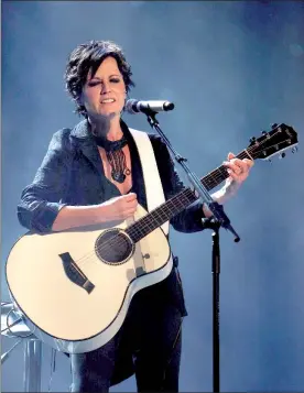  ??  ?? Arriba, Dolores O’Riordan (primer plano), seguida de Mike Hogan, Fergal Lawler y Noel Hogan, el 18 de enero de 2012, en París. Abajo, el 28 de julio de 2011, en Pekín ■ Fotos Afp y Xinhua