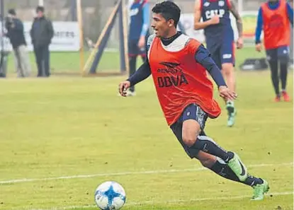  ?? (RAIMUNDO VIÑUELAS) ?? Nahuel Bustos. Con 18 años, el 23 de abril de este año, el atacante debutó con la camiseta de Talleres frente a Godoy Cruz de Mendoza en la Primera División.